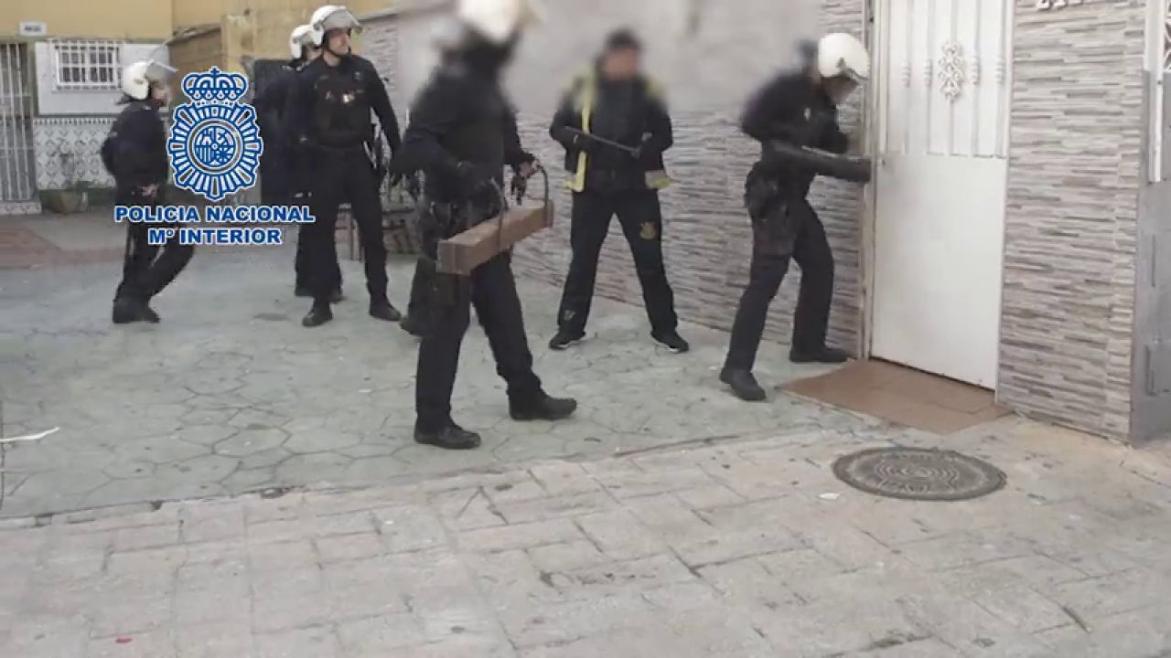 La intervención de la Policía Nacional.