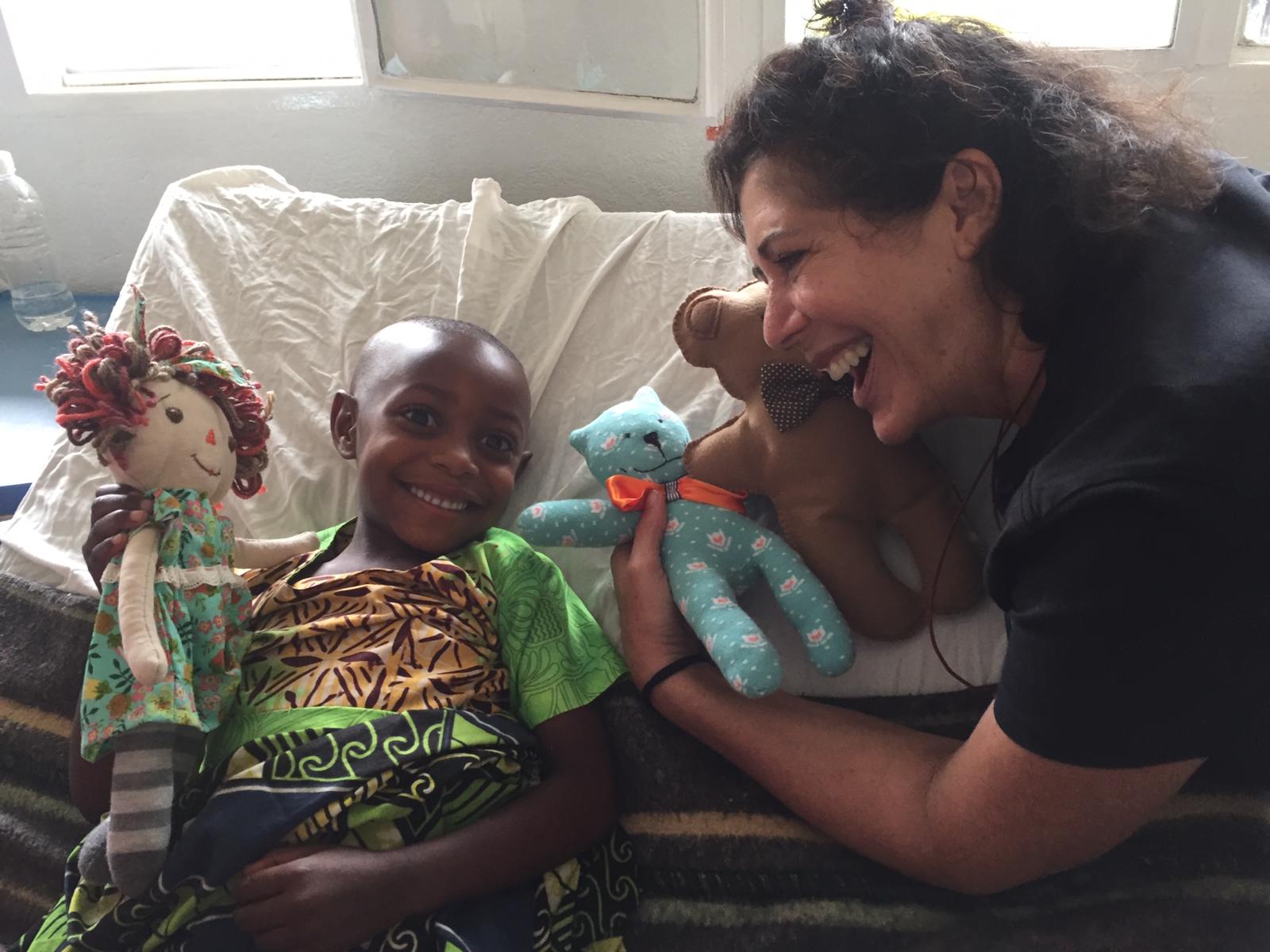 Un niño ingresado en el hospital de Nemba (Ruanda) con los muñecos de trapo donados por Marián. FOTO: MUSEKE. 