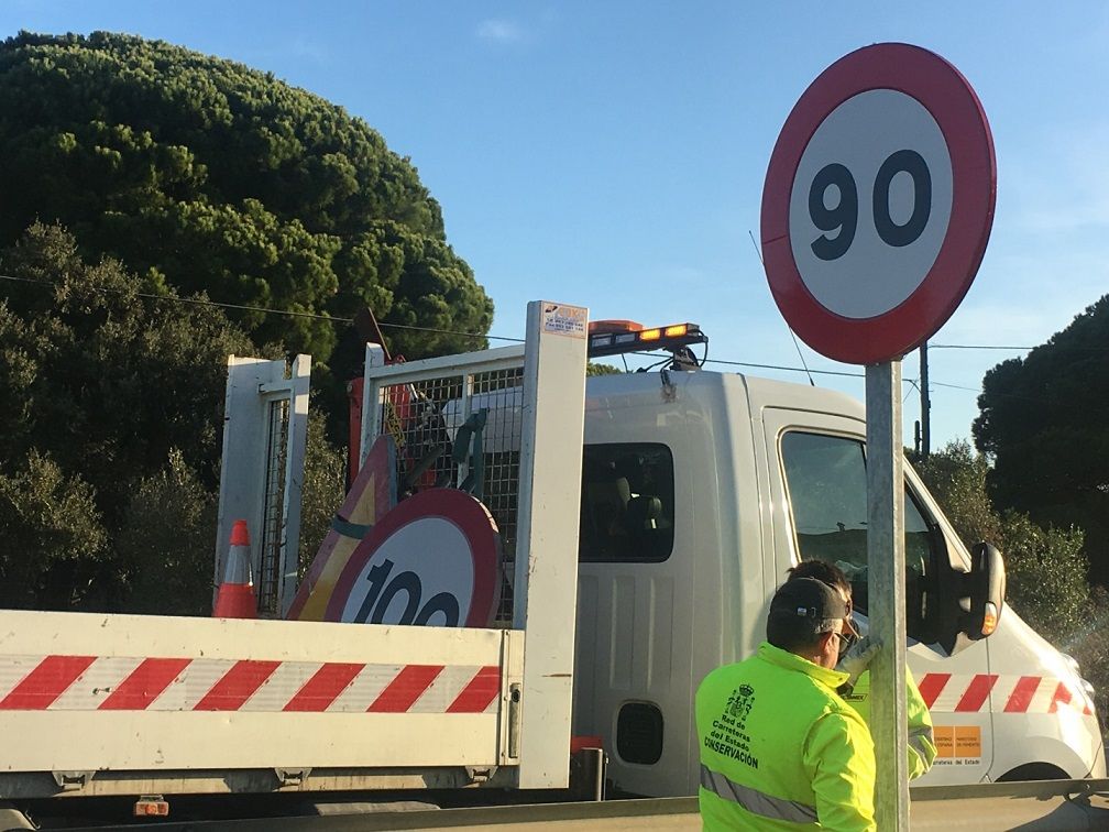Operarios de Tráfico sustituyendo las últimas señales en las carreteras convencionales