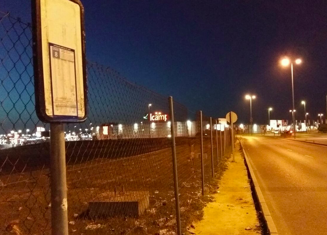 Imagen de una de las paradas de autobús de Área Sur. FOTO: ANTONIA M. RAMÍREZ.