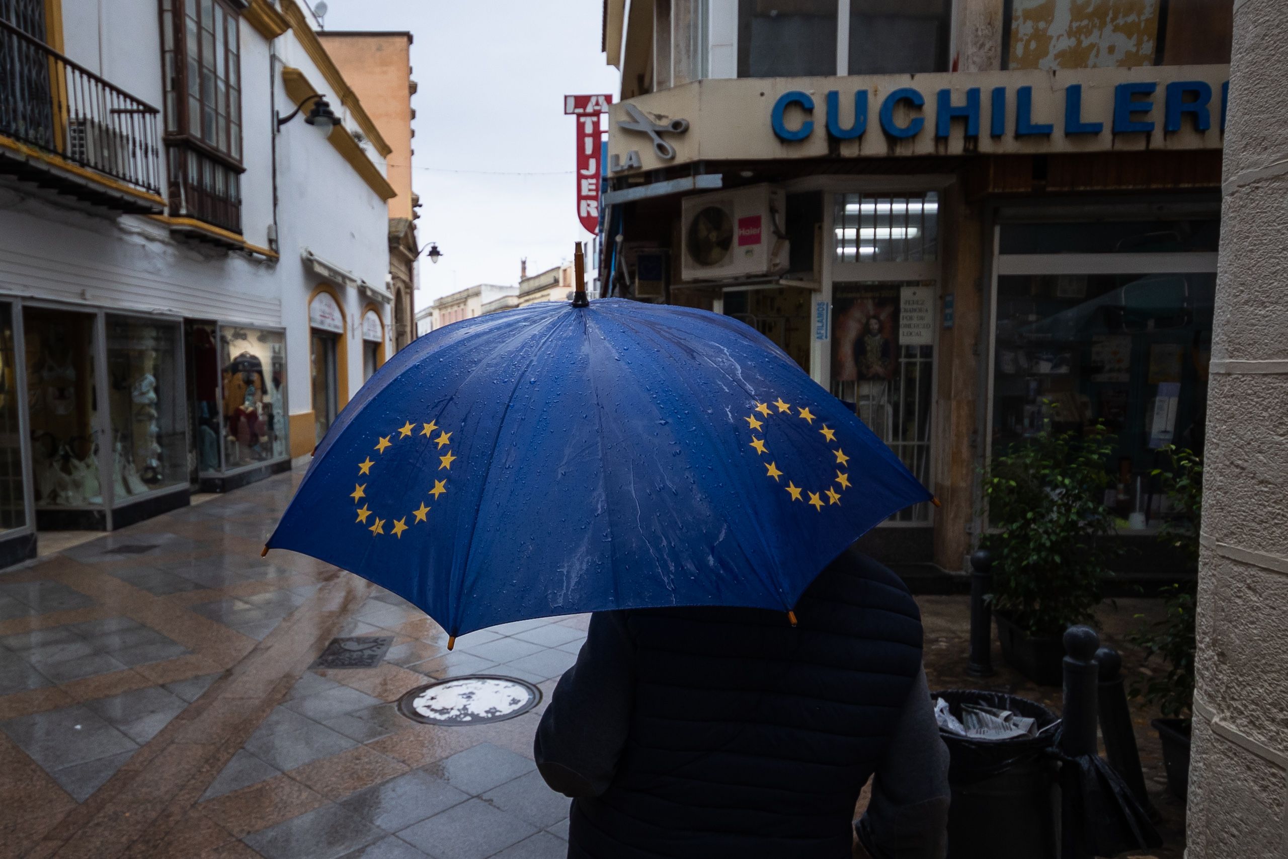 El tiempo en Andalucía. Un viandante refugiado en un paraguas, en días pasados en Jerez.
