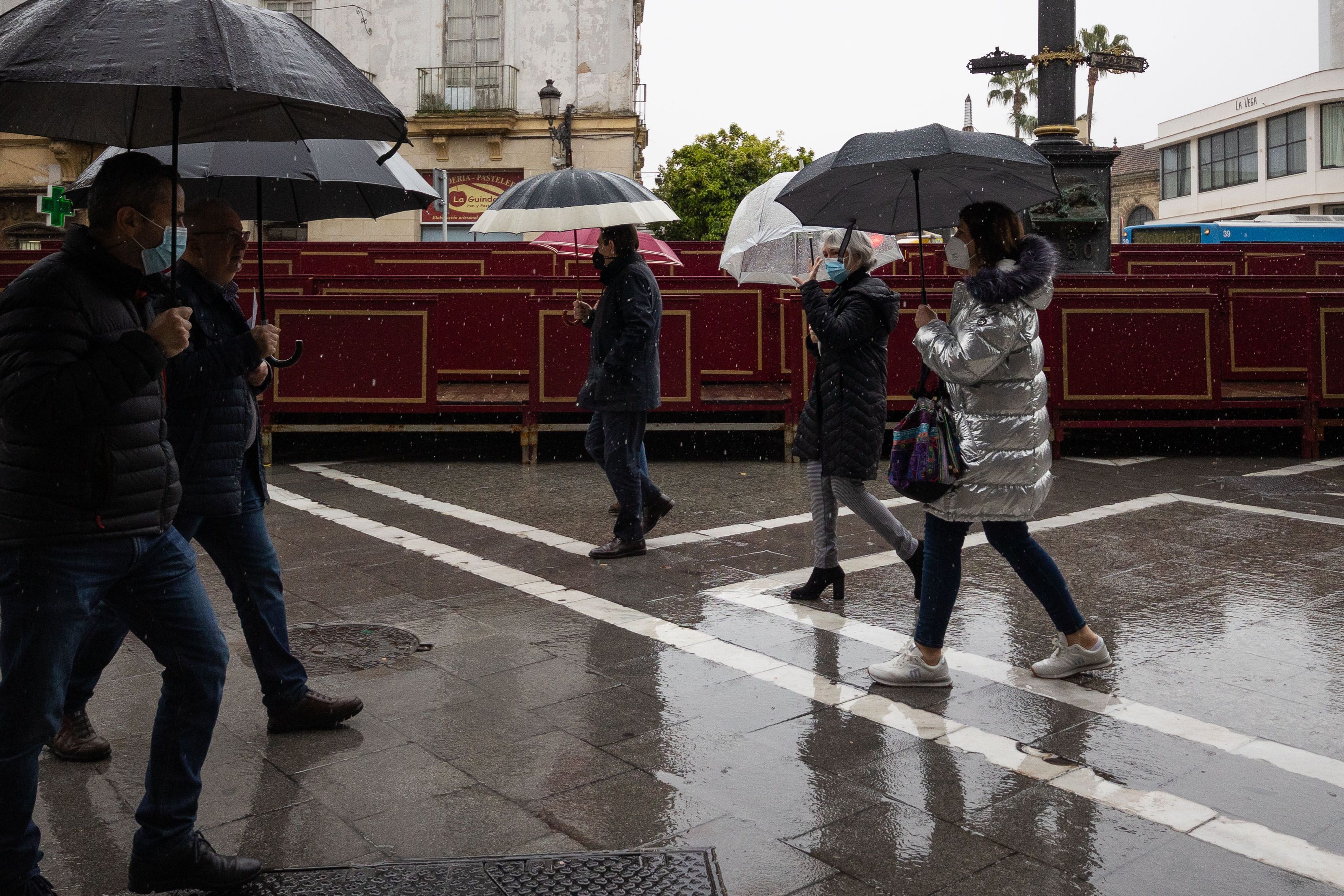 Tribuna de la plaza del Arenal en un día de lluvia.