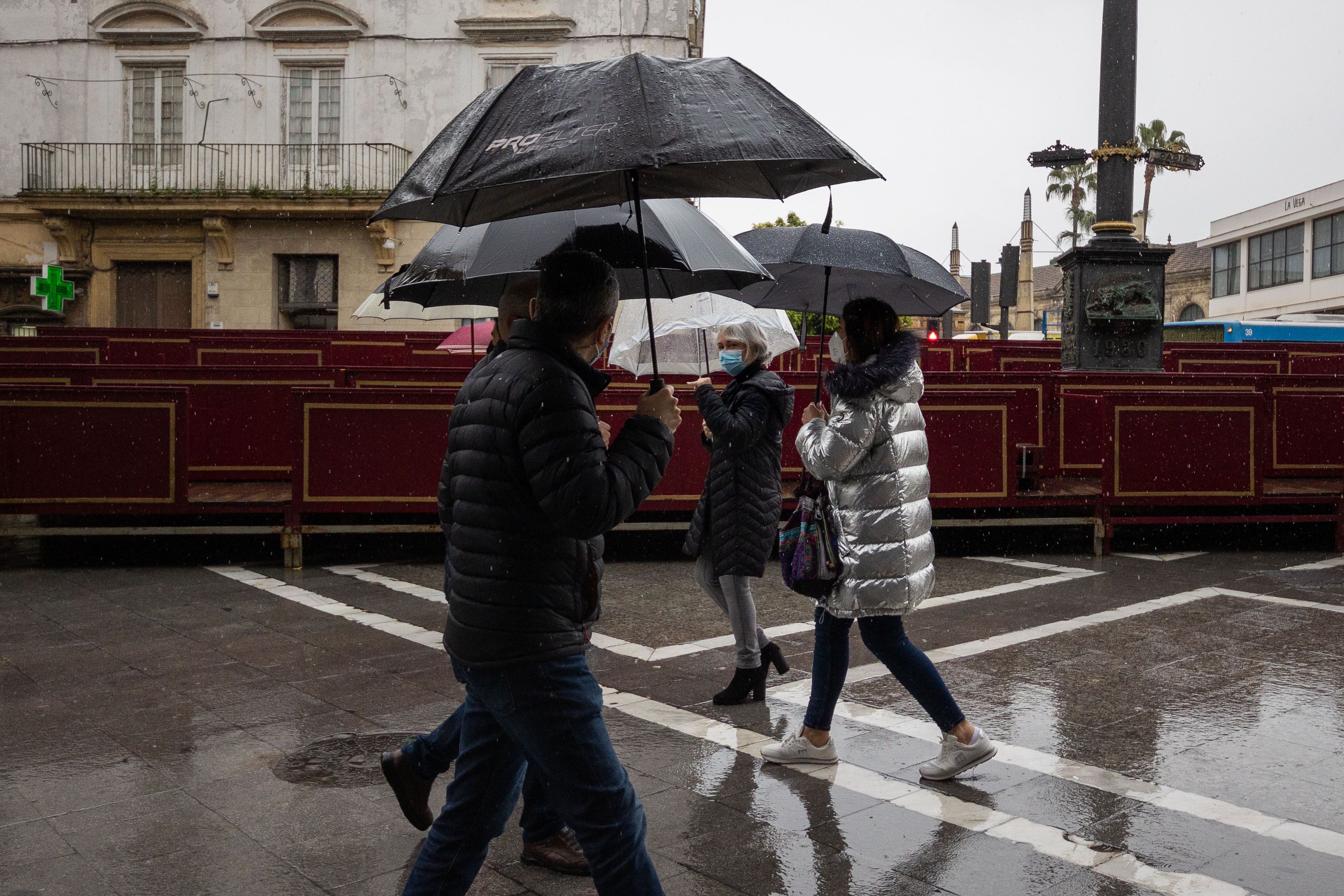 Personas paseando por la calle Larga en estos días de lluvia