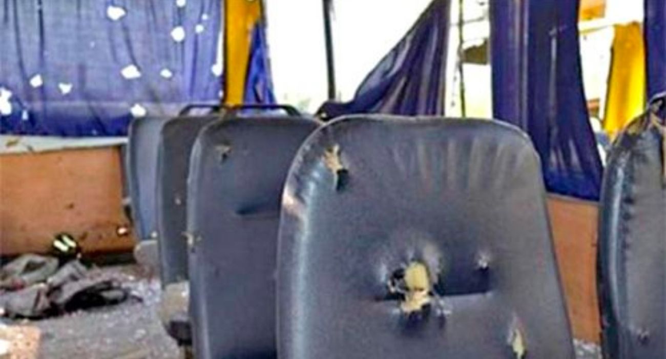Estado en el que ha quedado el minibús tras el bombardeo y el asesinato de tres maestras de un orfanato.