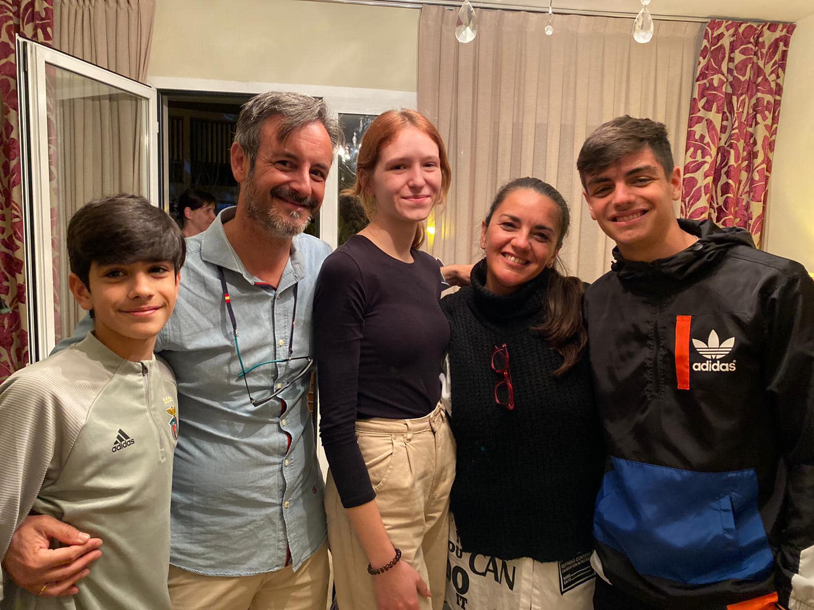 Oksana, junto a Belén y su familia de acogida.