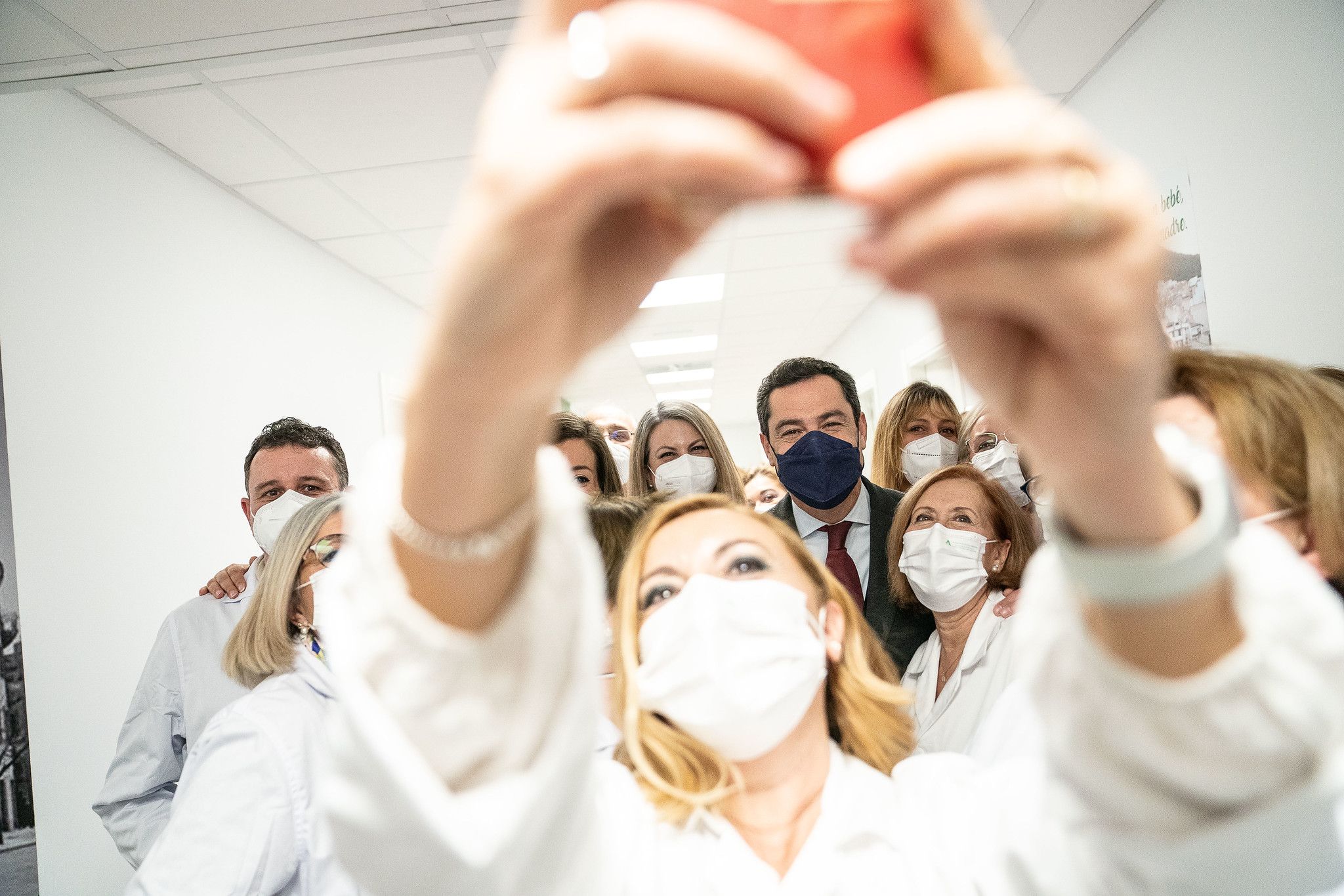 Una sanitaria se hace un 'selfie' con el líder del PP andaluz Juan Manuel Moreno Bonilla hace unos días tras la reforma del Centro de Salud Virgen de la Capilla de Jaén