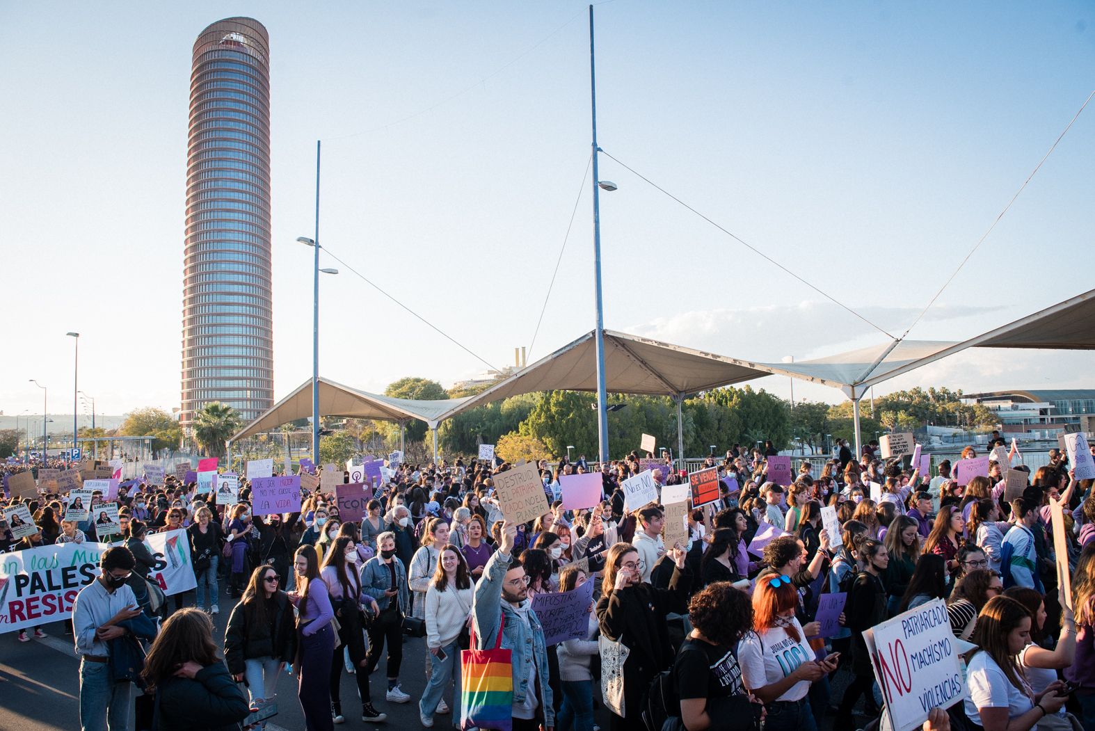 Manifestación feminista inclusiva y diversa a su paso por el puente del Cachorro.