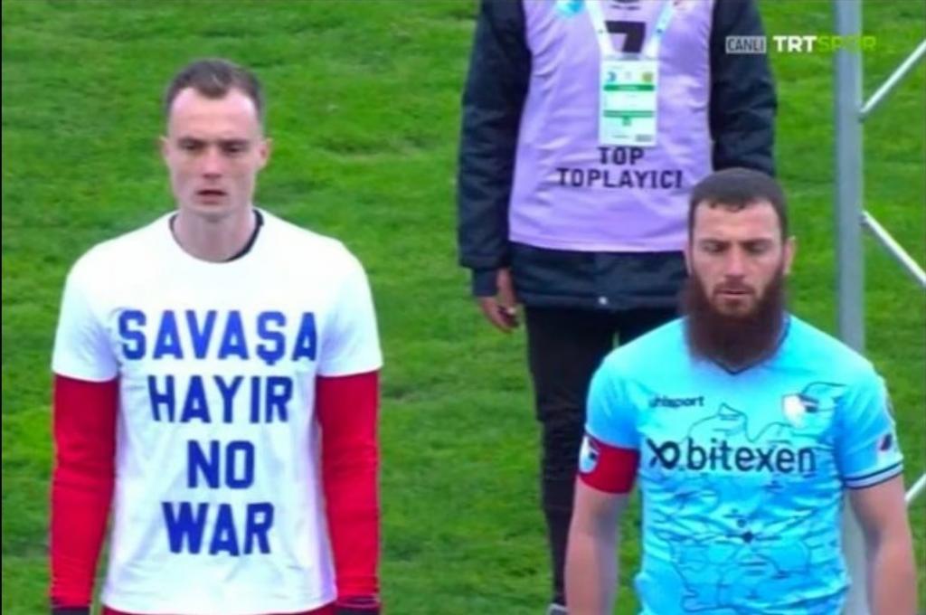 El futbolista Aykut Demir, a la derecha, se negó a vestir el 'No War' en un partido de la segunda división de Turquía