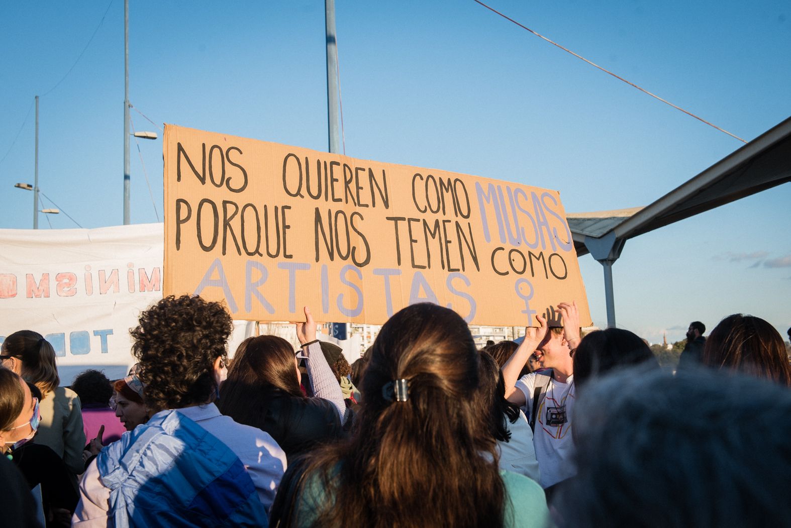 "Radicalización en la Junta" contra el lenguaje inclusivo en la educación. En la imagen, manifestación de Sevilla en el 8M.