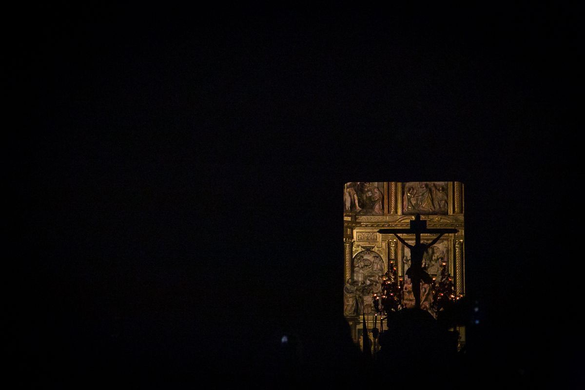 El Santo Crucifijo en la puerta de San Miguel ante la oscuridad de la plaza.