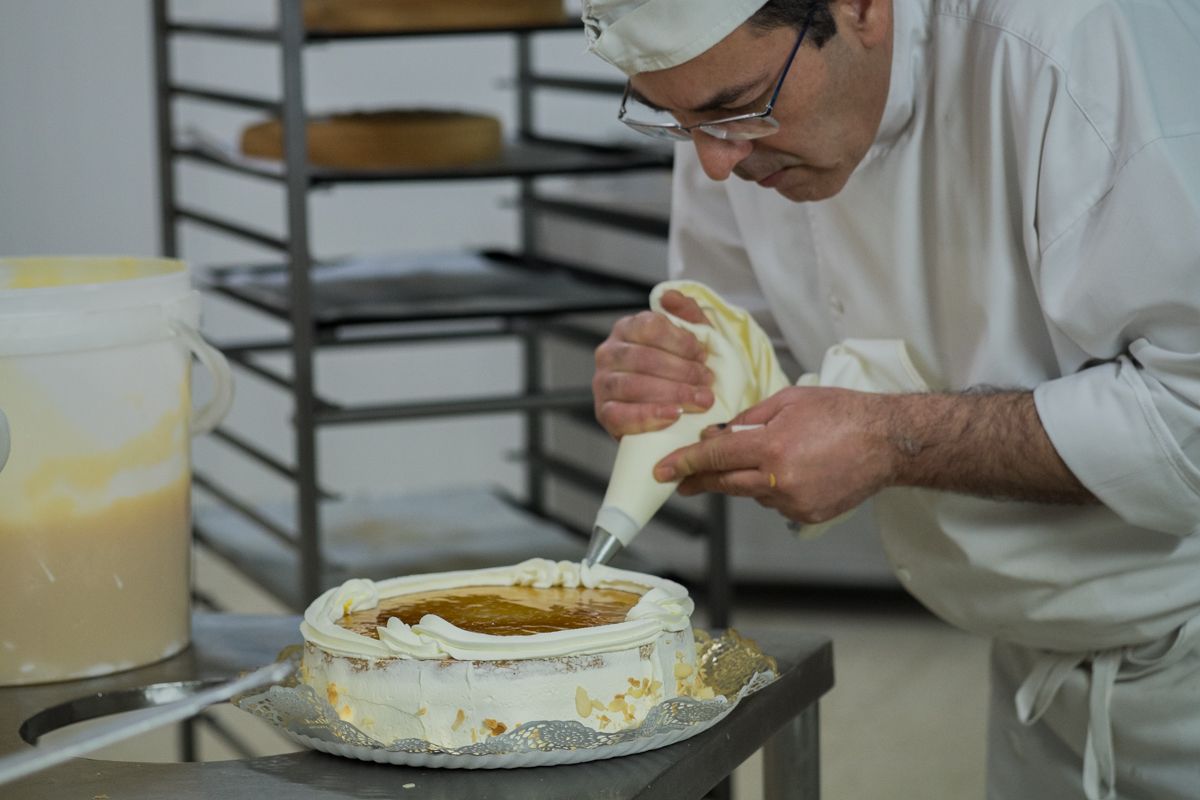 Elaboración de la yema tostada en el obrador de La Rosa de Oro. FOTO: MANU GARCÍA