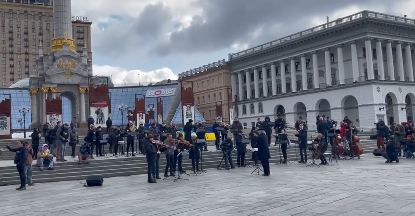 La Sinfónica de Kiev desafía a las bombas con un concierto en el centro de la ciudad. En la imagen, la orquesta en la Plaza de la Independencia de Kiev. FOTO: @pmarsupia