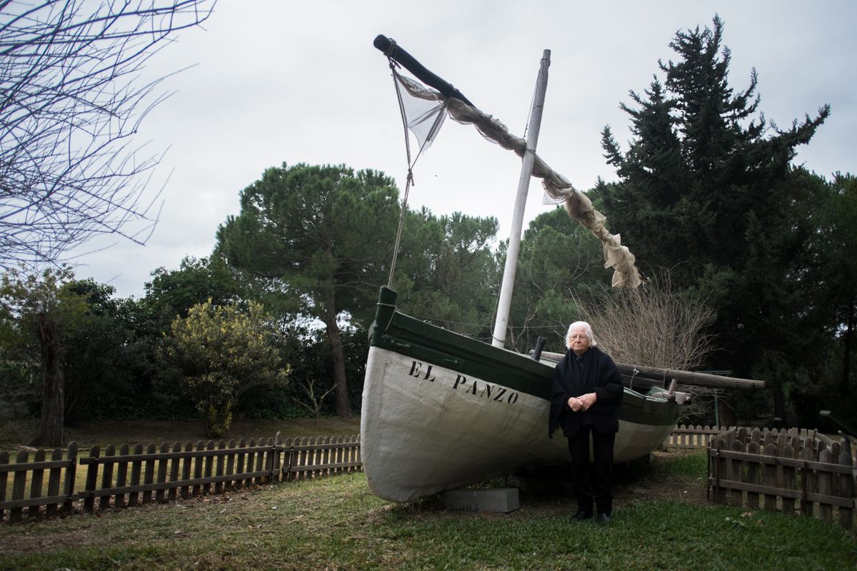 La trebujenera Ana Vega, junto al pesquero donde crió a cinco de sus hijos, ahora expuesto en el jardón de la Toya. FOTO: MANU GARCÍA. 