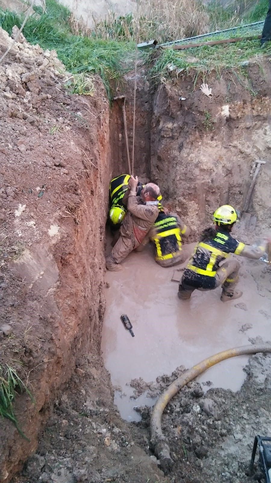 Laborioso rescate de los Bomberos.