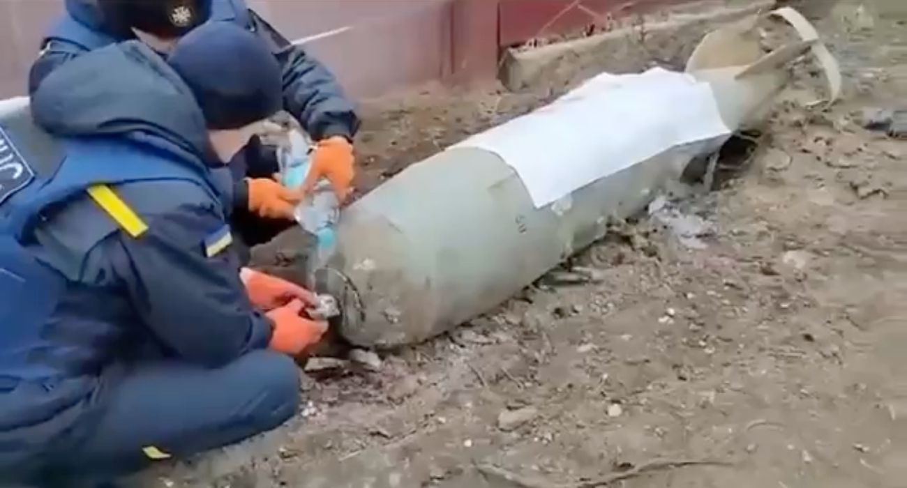 El momento en el que unos soldados ucranianos desactivan una bomba lanzada por un avión ruso.