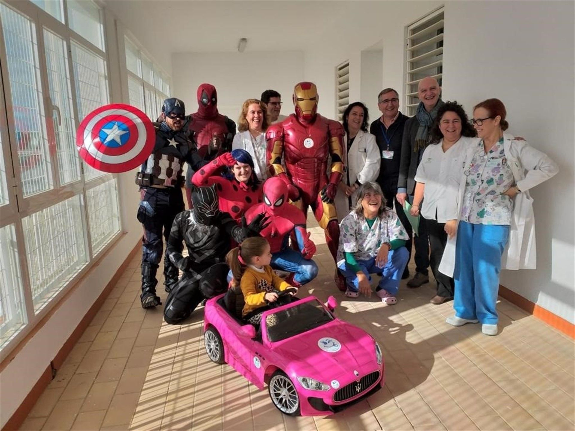 Un momento de la entrega de los dos coches teledirigidos en el Hospital de Puerto Real.