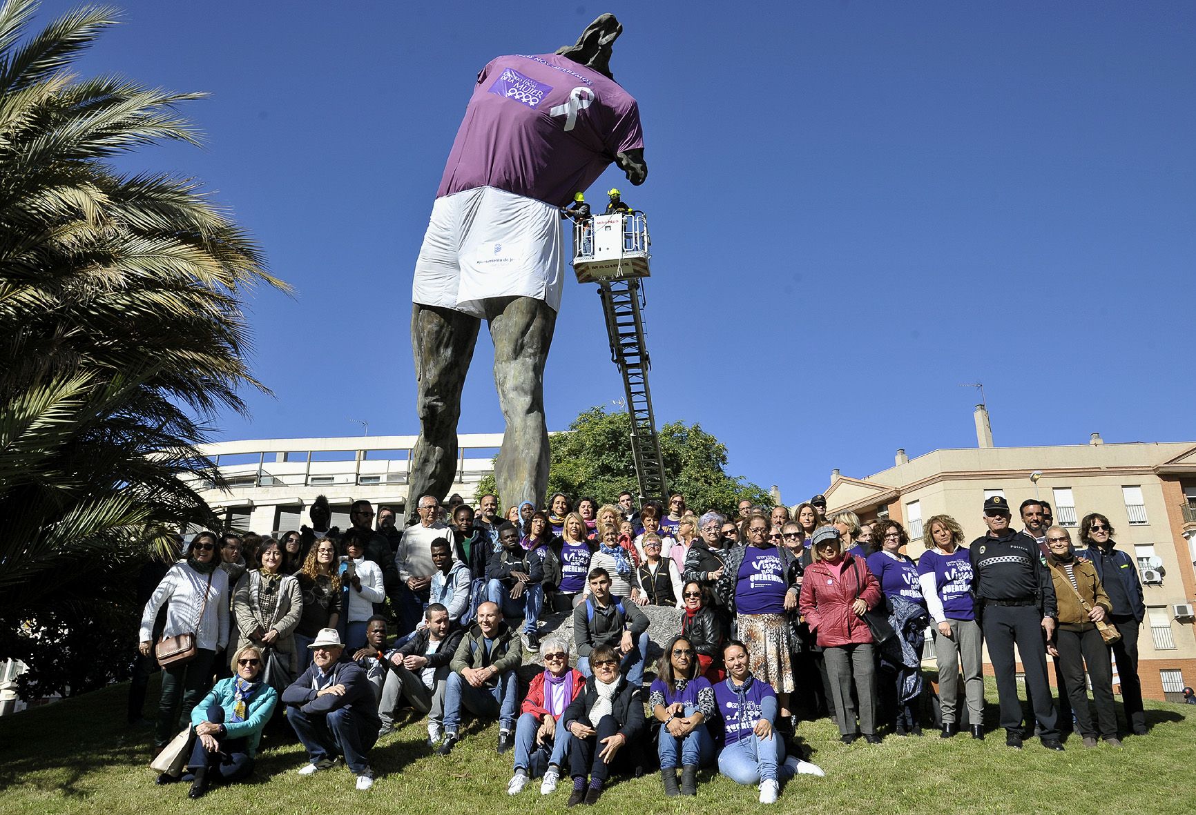 El Minotauro, en el pasado Día contra la Violencia Machista en Jerez, vestido de morado.