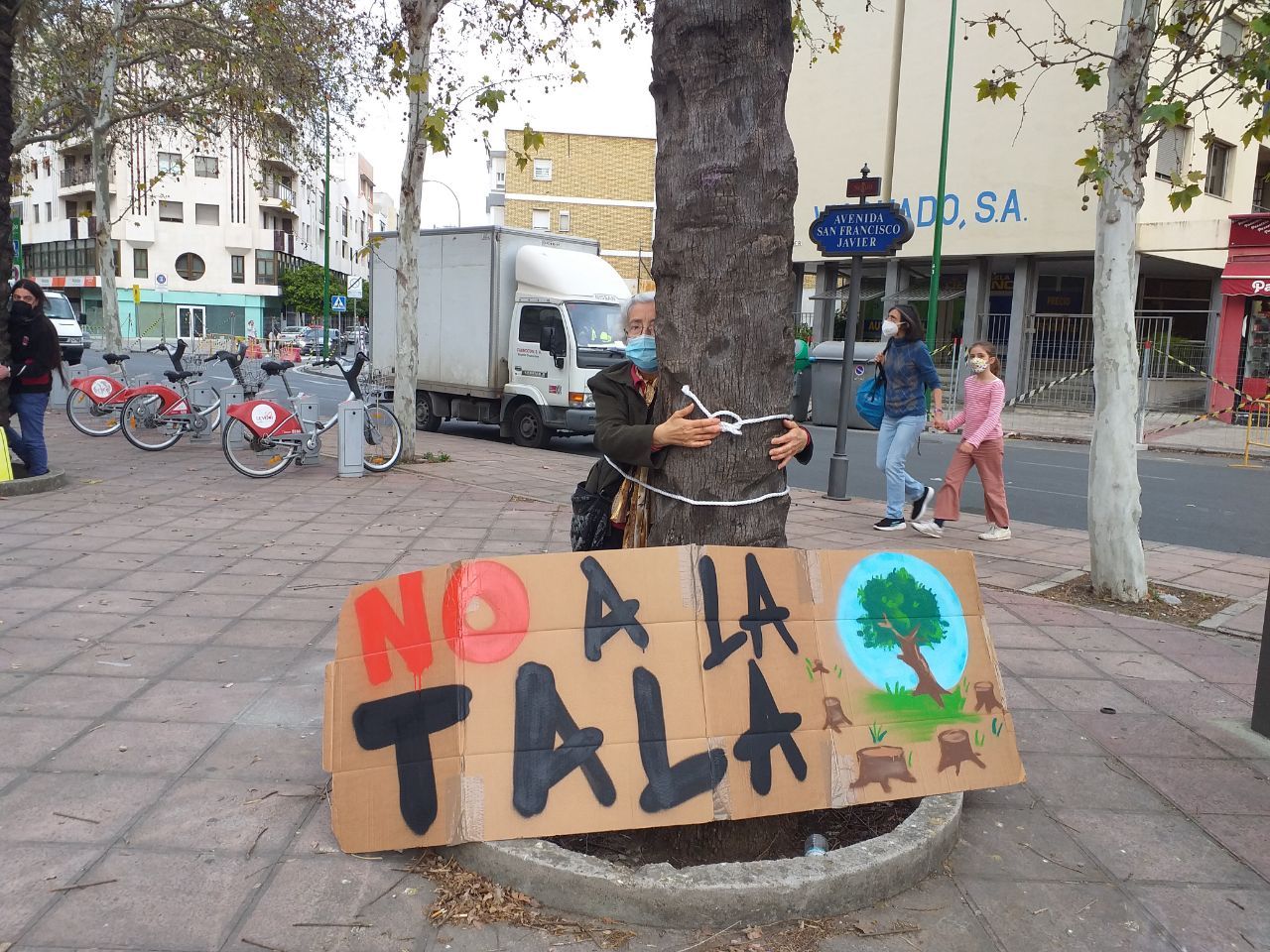 Uno de los activistas, atado a un árbol que se talará por el Metrocentro