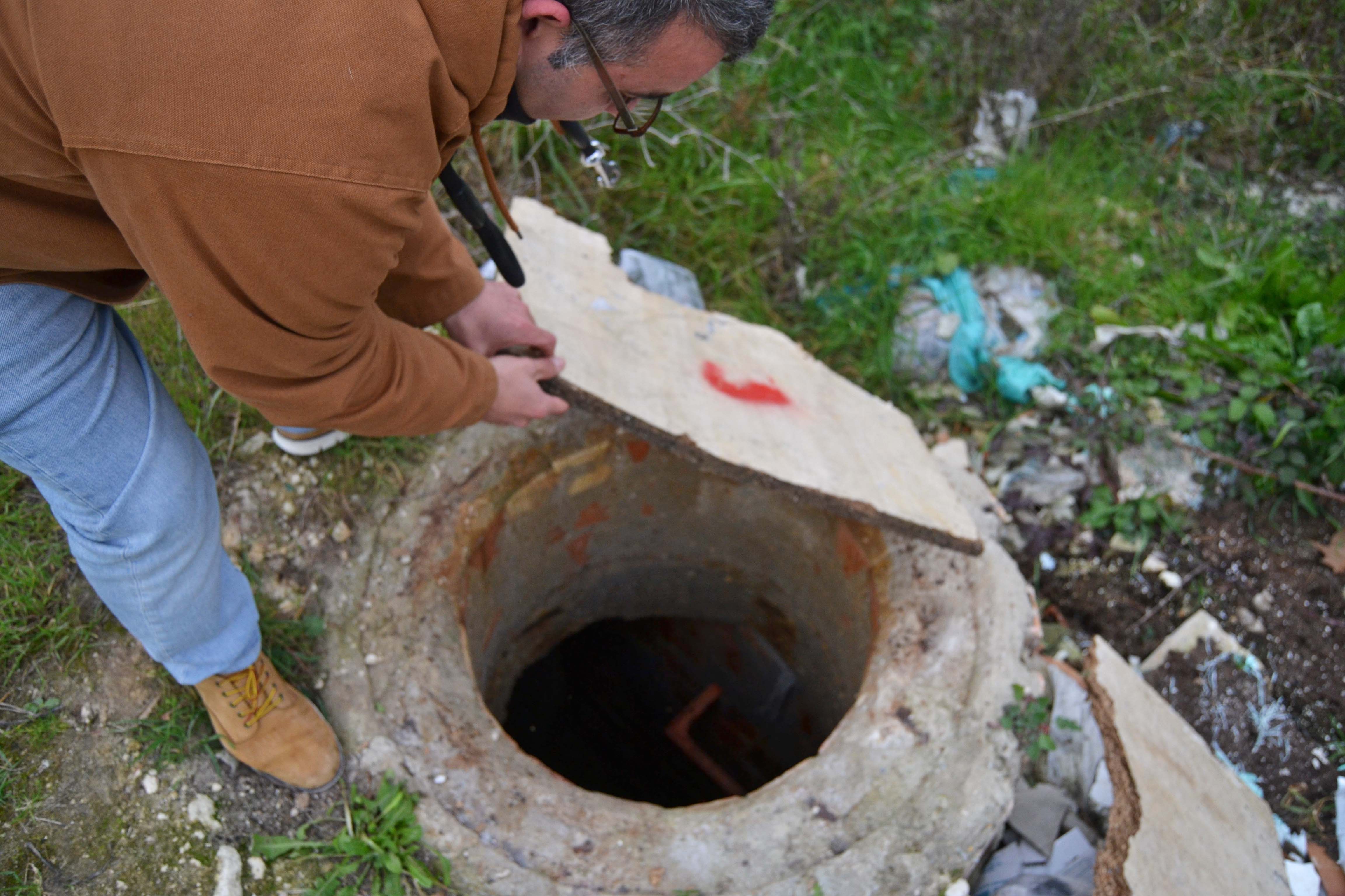 Una de las arquetas destapadas en la urbanización Pinar de Mirabal. FOTO: CLAUDIA GONZÁLEZ ROMERO. 