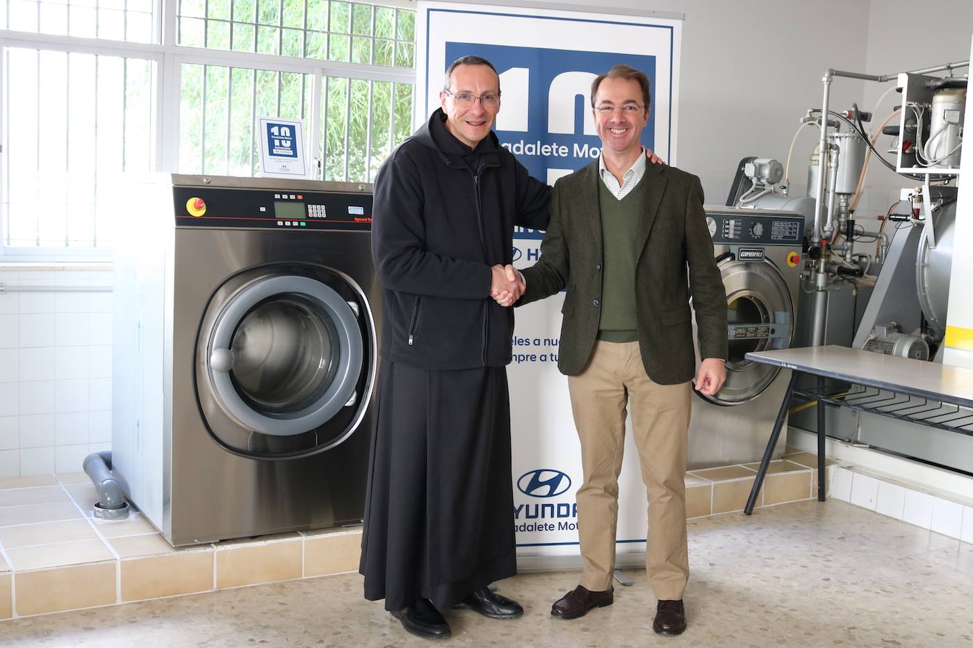 El gerente de Guadalete Motor haciendo entrega de la lavadora industrial al Hogar San Juan. FOTO: GUADALETE MOTOR. 