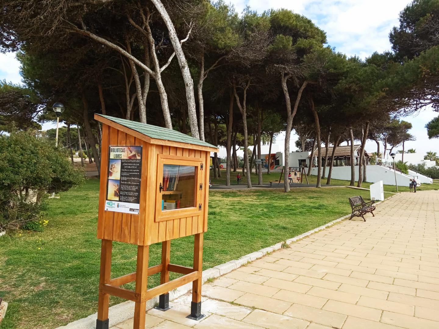 Una de las bibliotecas libres instaladas por el Ayuntamiento de Conil 