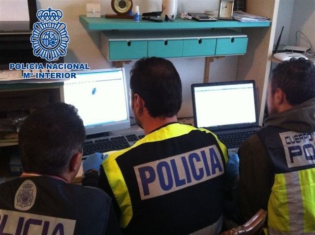 Agentes de la Policía Nacional investigando archivos, en una imagen retrospectiva. FOTO: POLICÍA NACIONAL. 