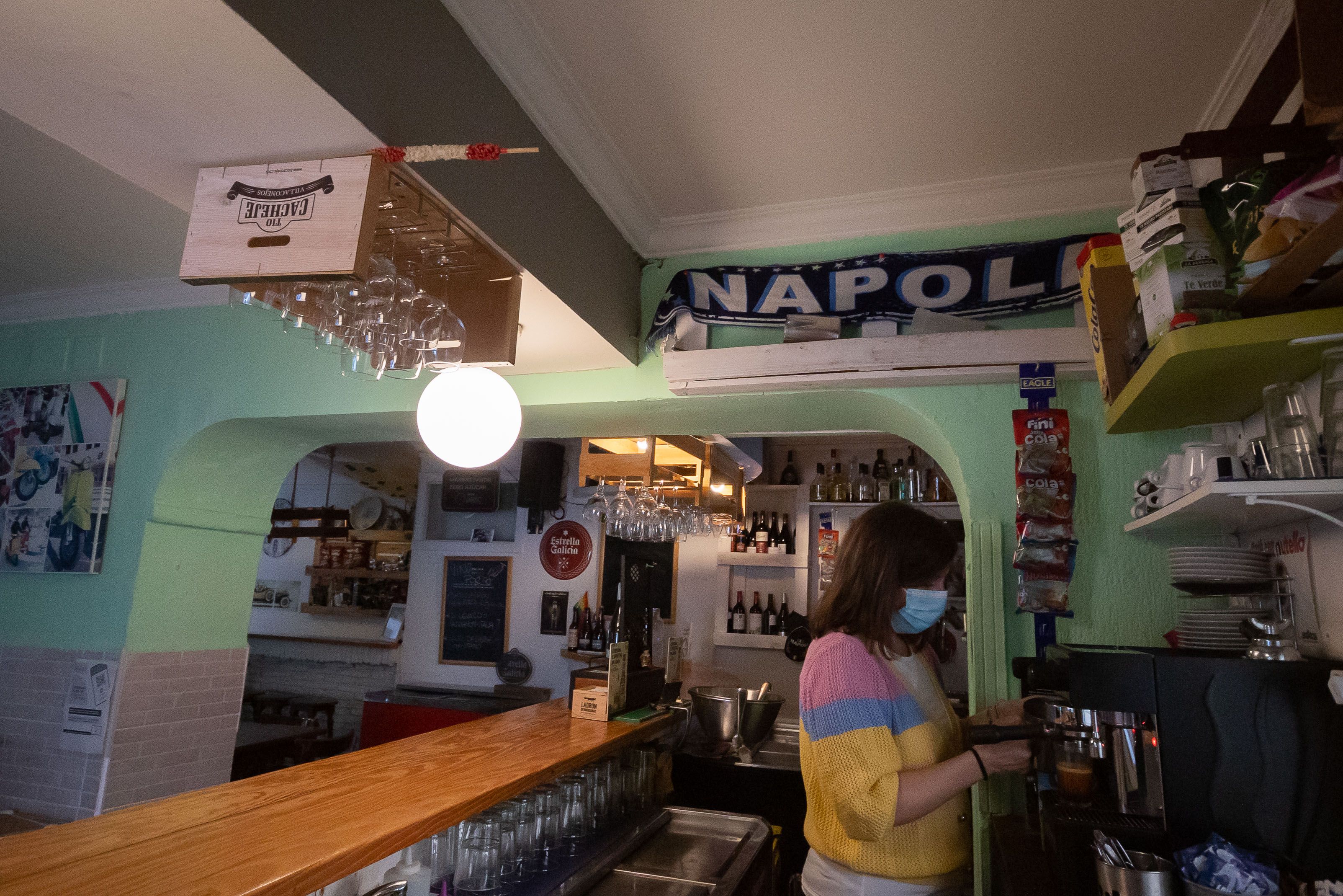 Maritere prepara un café Lavazza dentro del Baretto