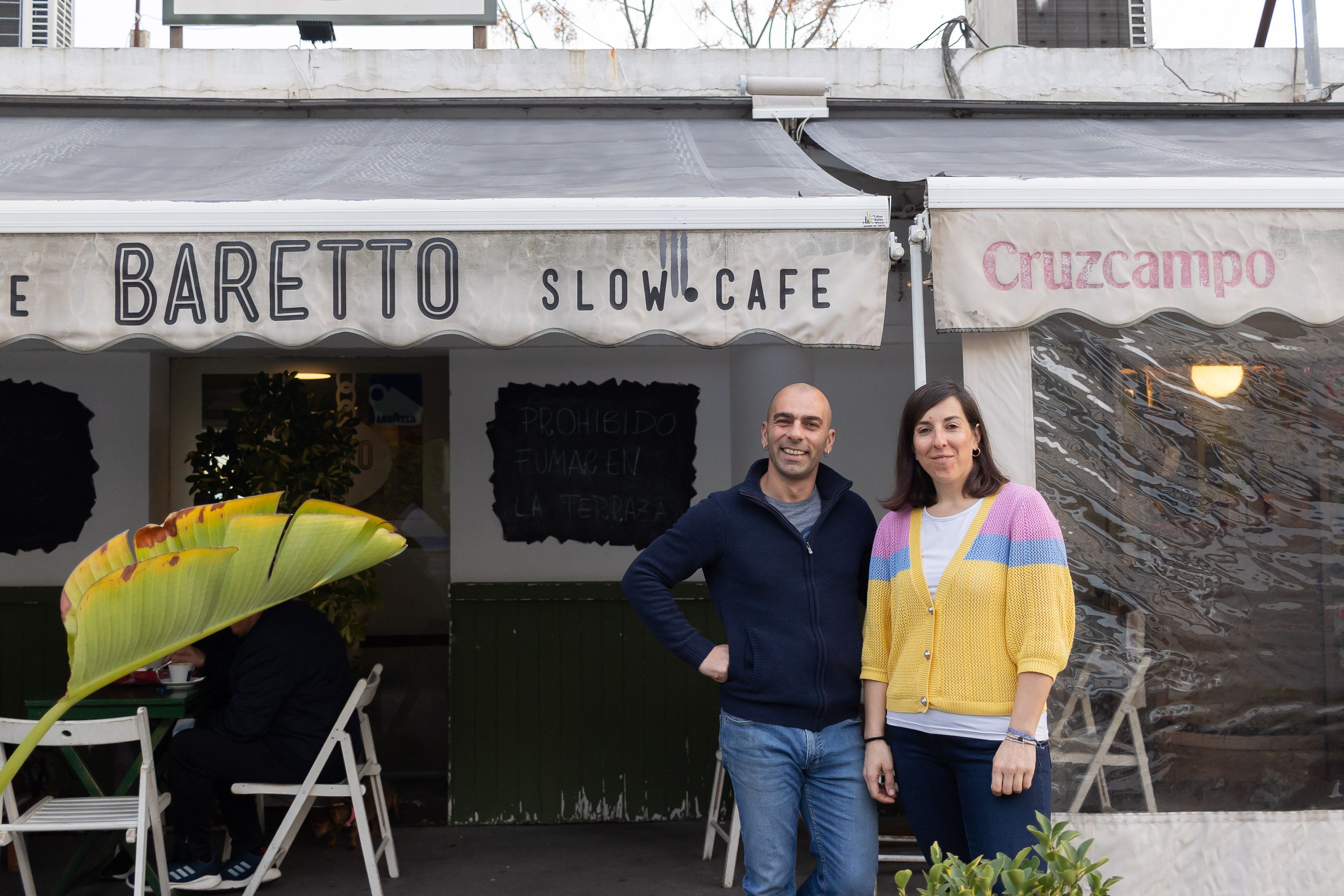 Antonello y Mariateresa posan para lavozdelsur.es en la terraza del Baretto, ubicado en la barriada de La Constancia de Jerez