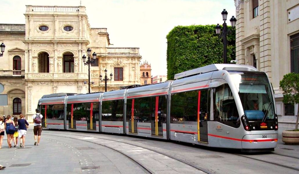 Metrocentro de Sevilla en una imagen de archivo.  Cabrera replica al PP que el plan de tráfico por la obra del tranvía de Sevilla ha sido difundido "puerta a puerta"