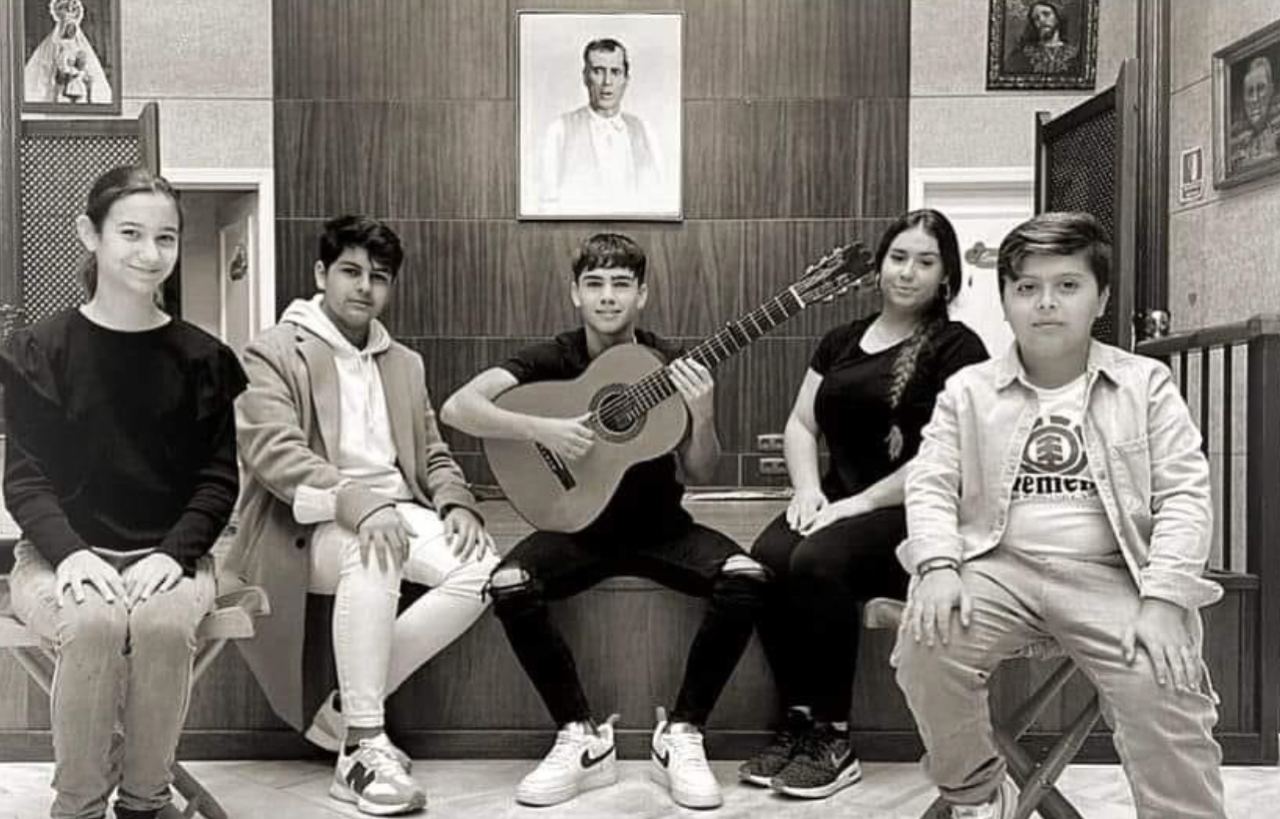 El grupo de jóvenes de la Peña Tío José de Paula, premio Revelación del ciclo de las peñas del Festival