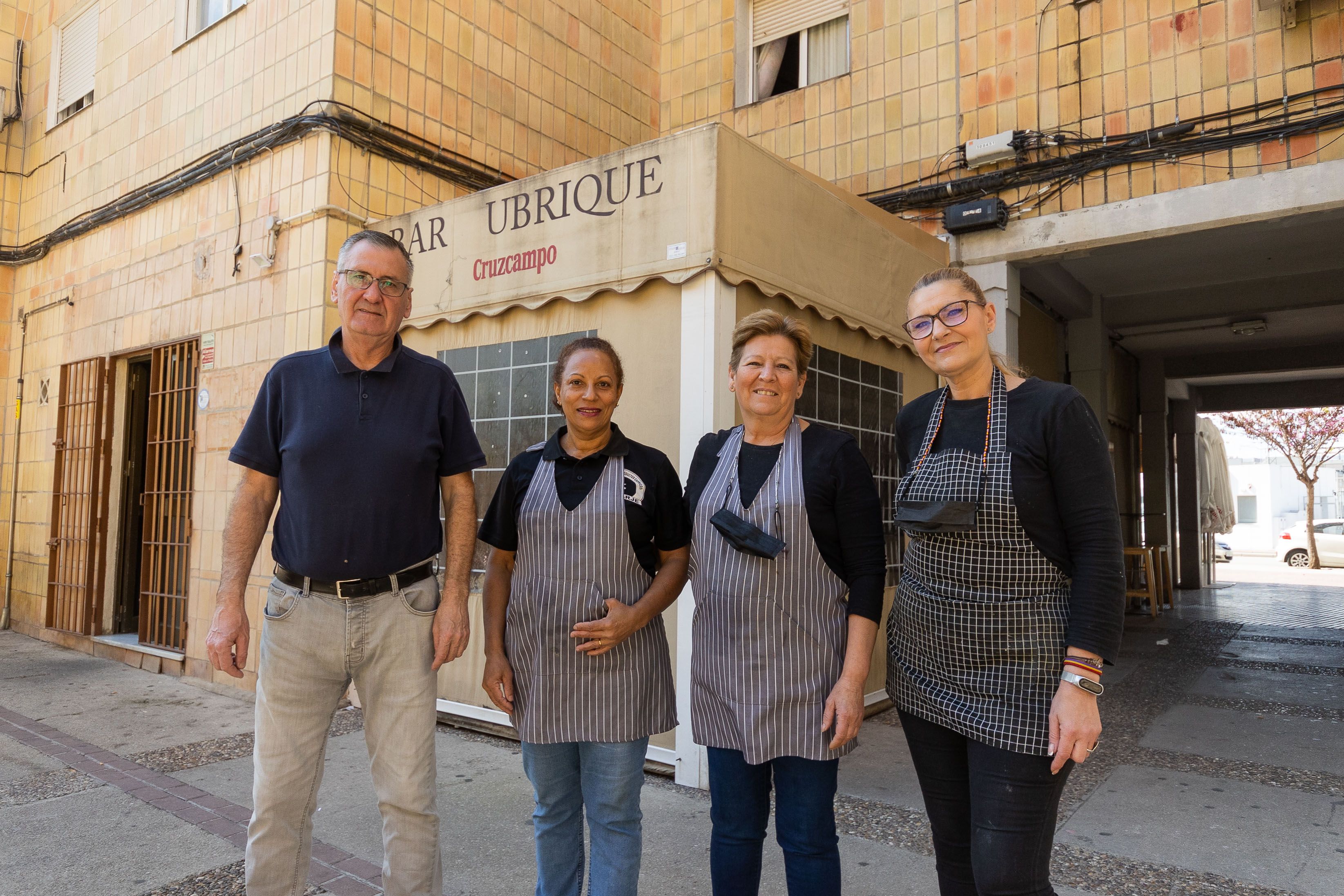 Ildefonso junto a las Carmen, su mujer y su hermana, y Sonia, la chica que cuidó hasta el final a Ildefonso padre, el fundador del Bar Ubrique de La Granja.