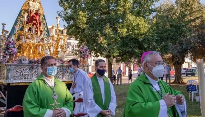 Misa de campaña, oficiada por Rico Pavés y con la Virgen en un paso, por la primera piedra de la capilla.