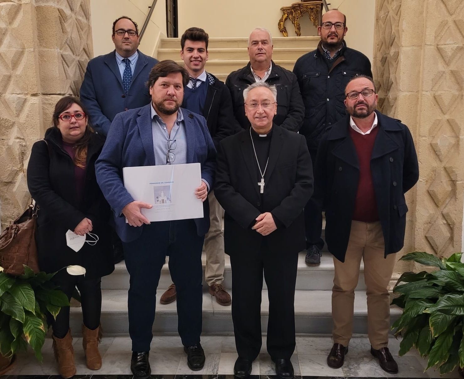 El obispo, hermano mayor y junta de gobierno, en el obispado, tras la presentación del proyecto.