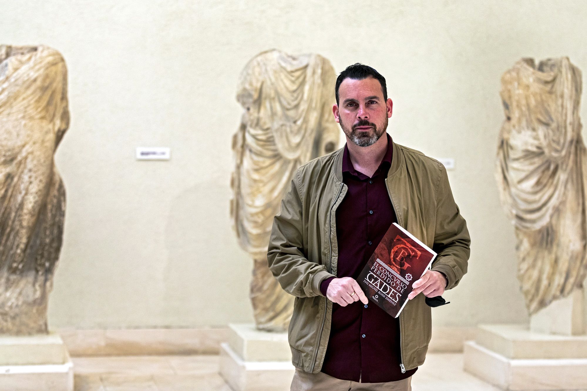 Luis Rossi posa, en días pasados, con un ejemplar de su nuevo libro en el Museo de Cádiz.