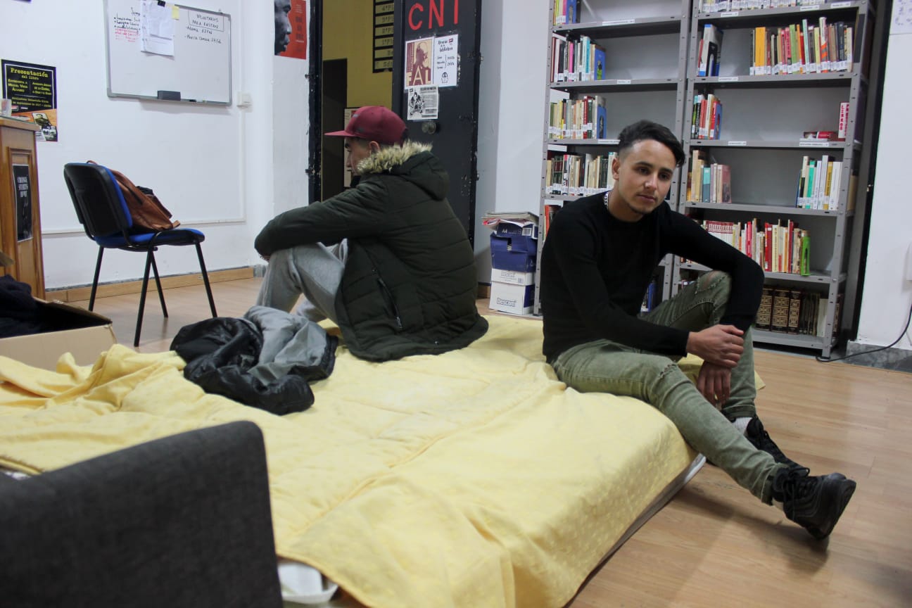 Amin y Mohamed en la biblioteca de la CNT, donde pasaron la noche de este martes.