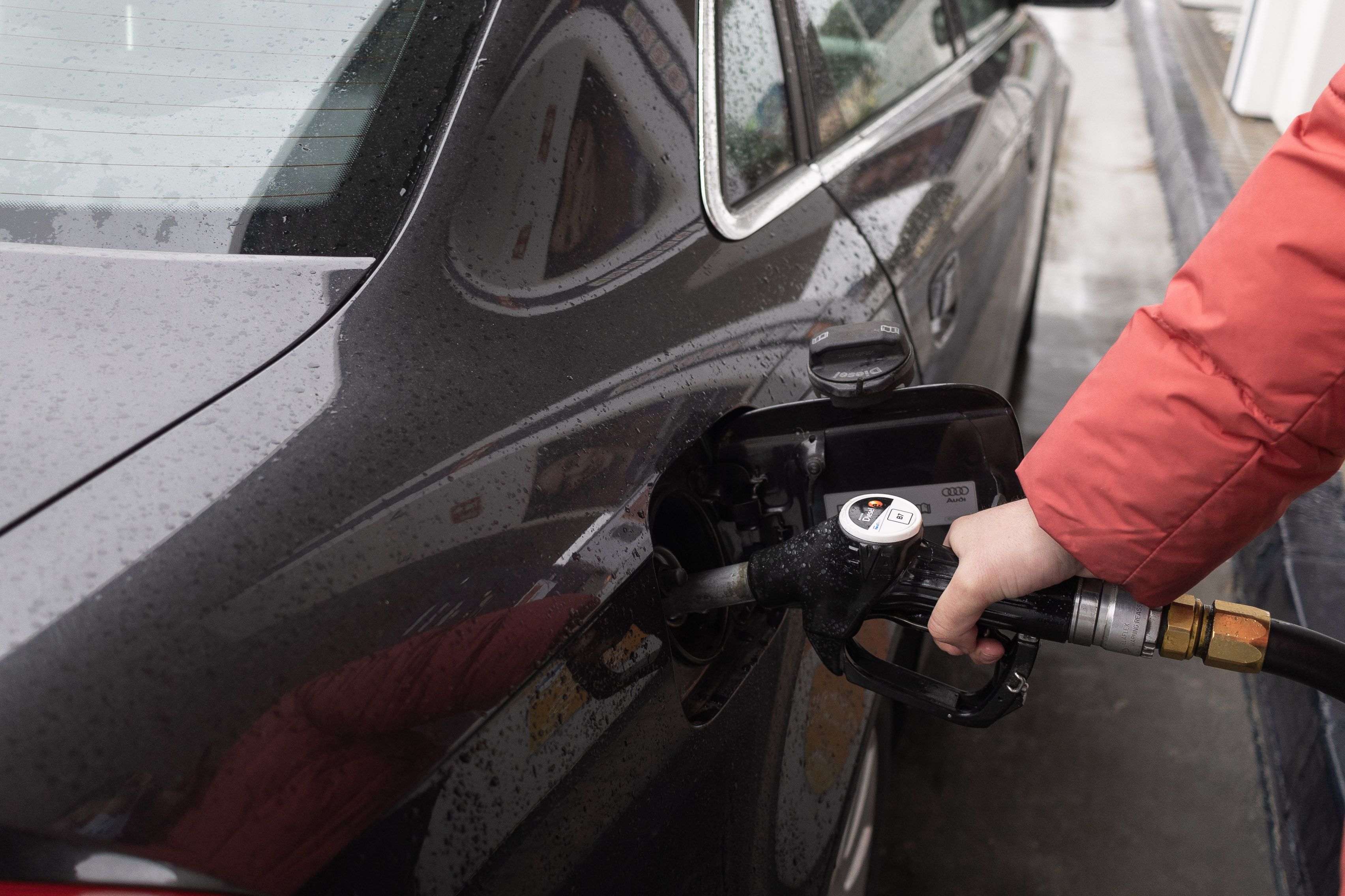 Una persona echa gasolina a su coche en una imagen reciente.