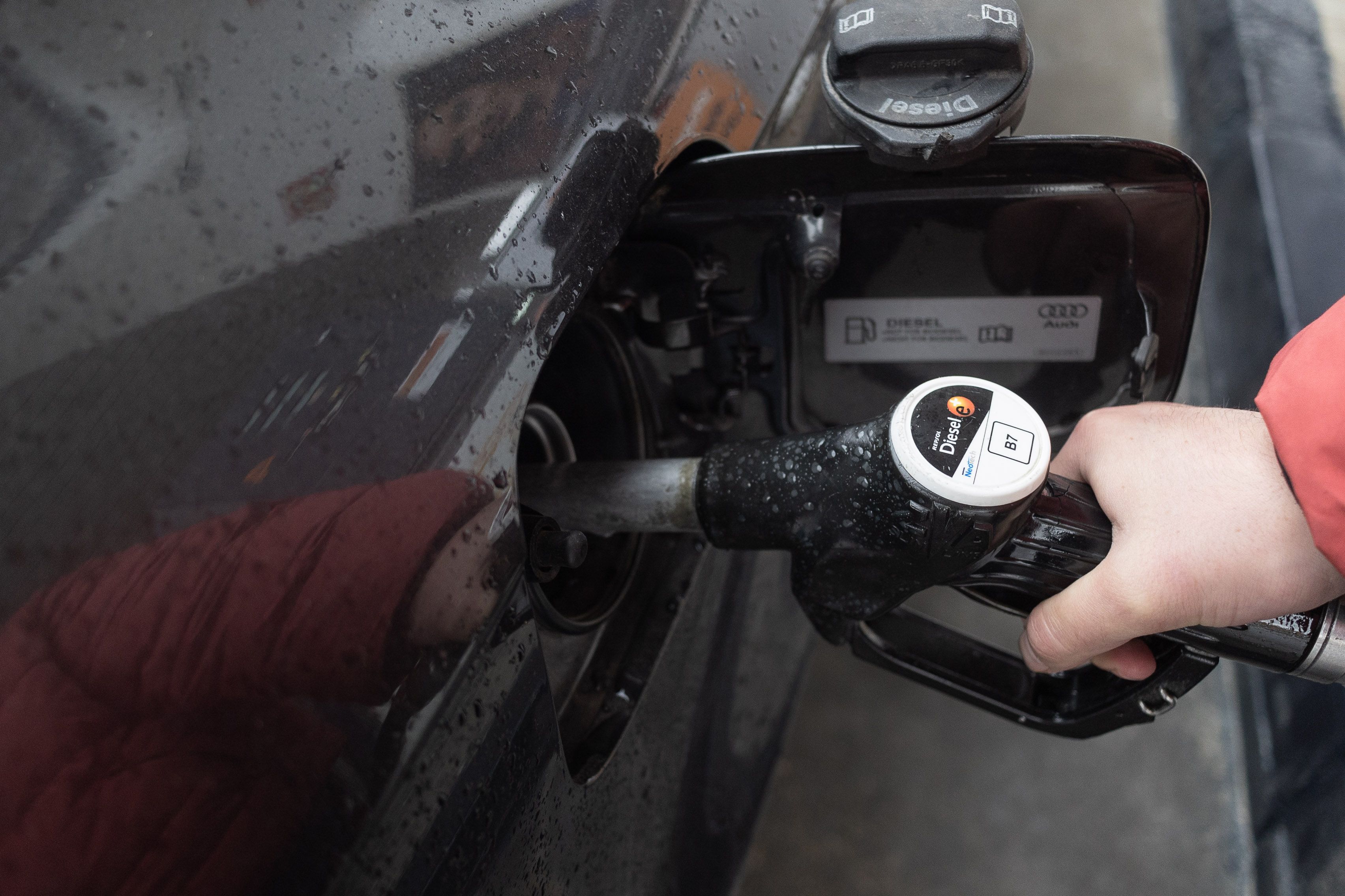 El Gobierno anuncia que bajará el precio de combustibles, gas y luz.