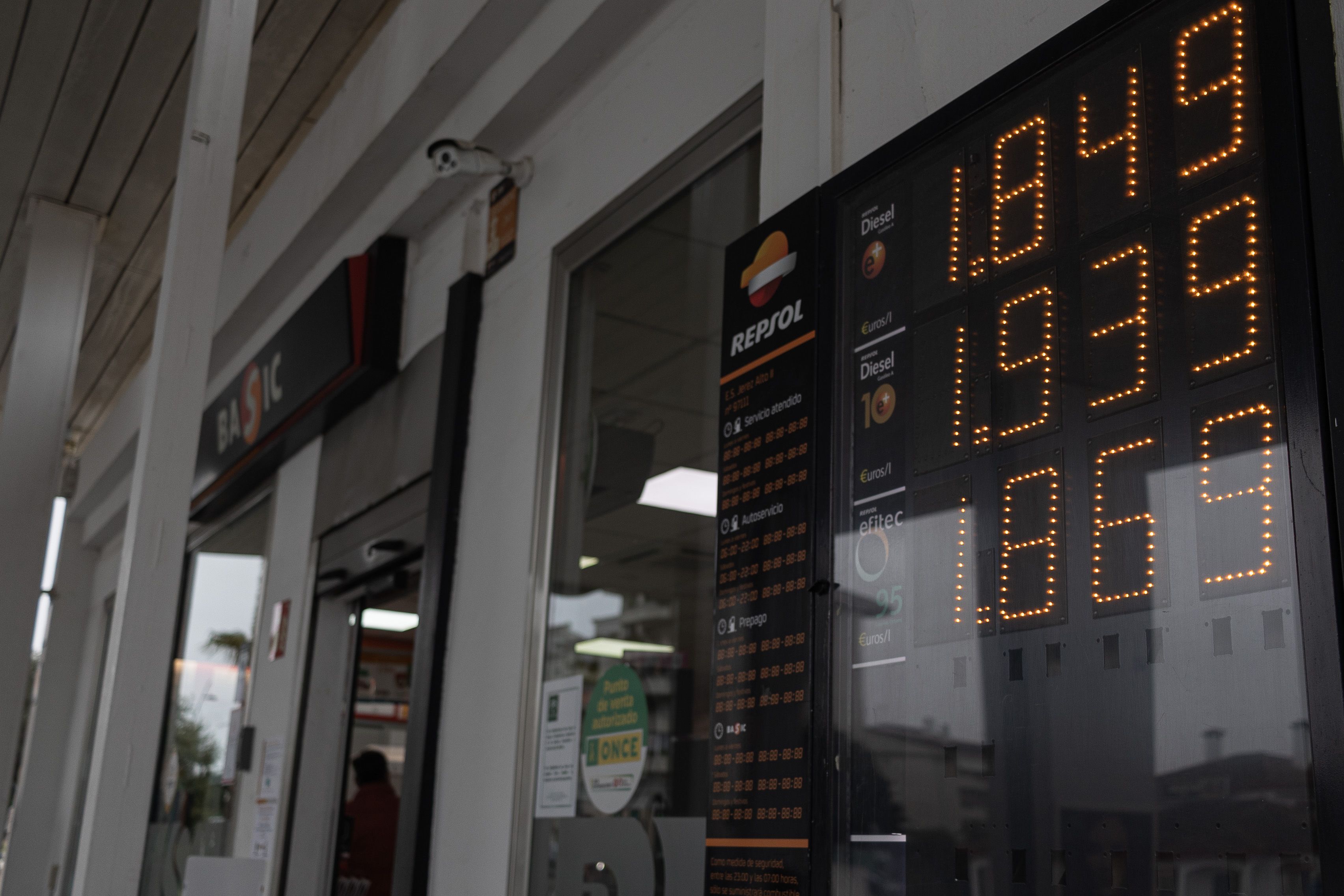Los precios en una gasolinera de Jerez, en una imagen reciente.