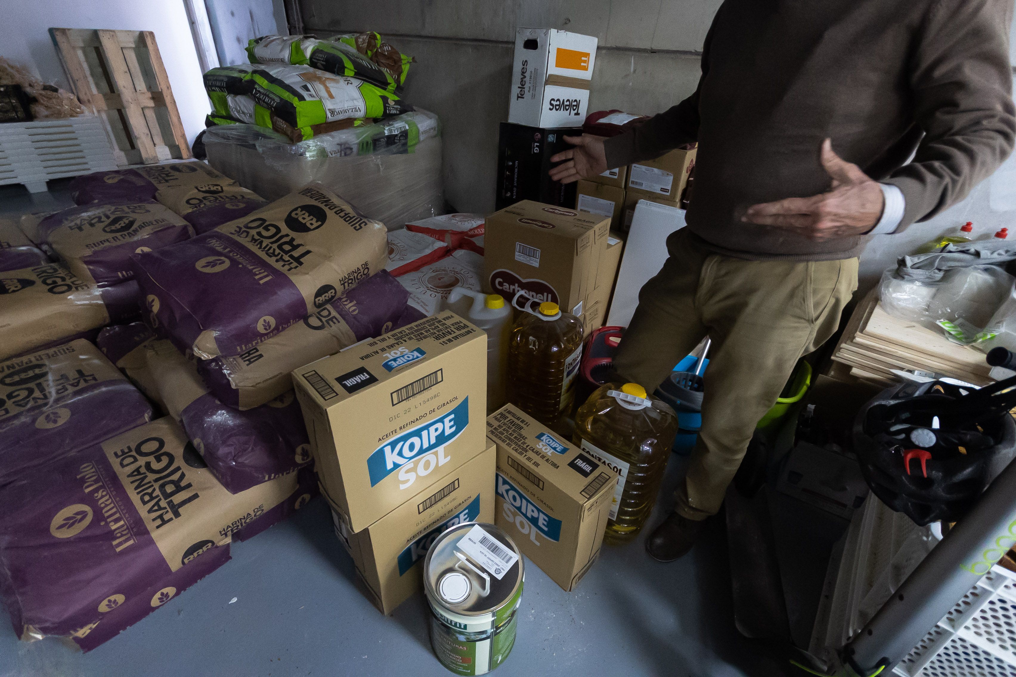 Harinas y aceites, en el interior de una panadería de Jerez, en una imagen reciente.