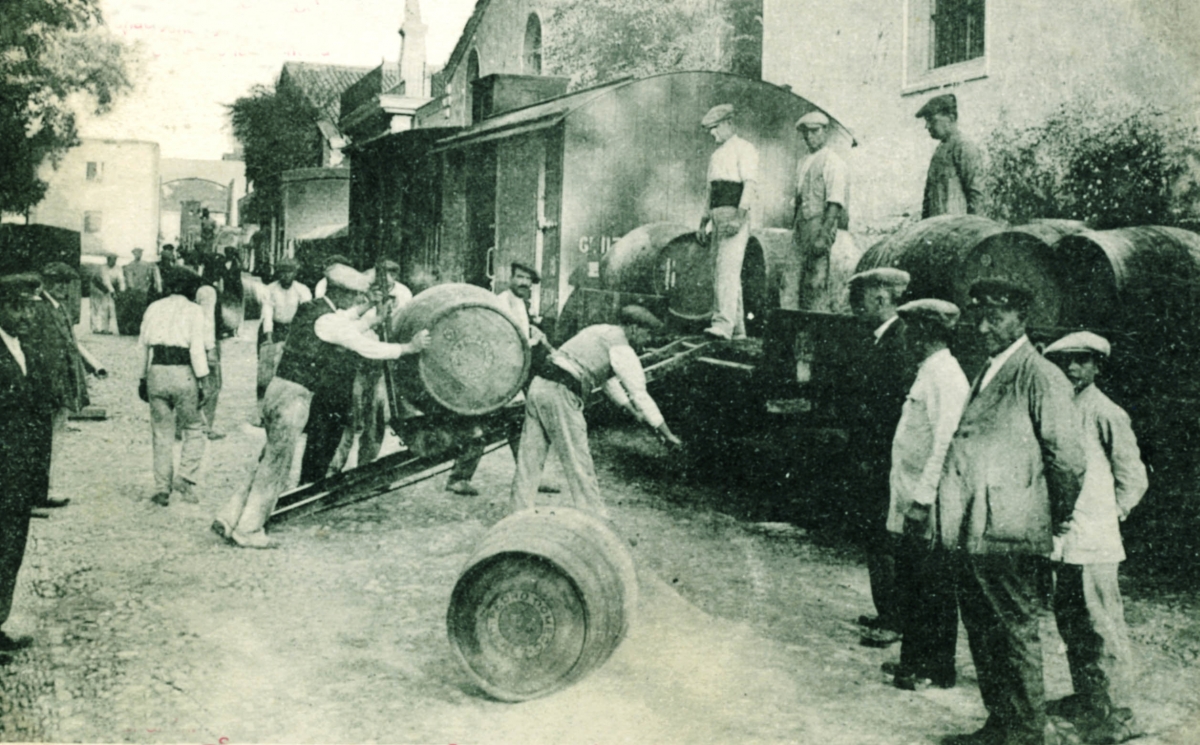 trenvinojerezi1_-_trabajadores_de_una_bodega_de_jerez_subiendo_botas_al_tren_1.jpg