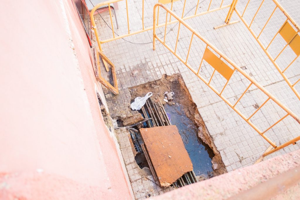 Una fuga de agua, que los vecinos aseguran lleva más de un año sin cortar. FOTO: MANU GARCÍA